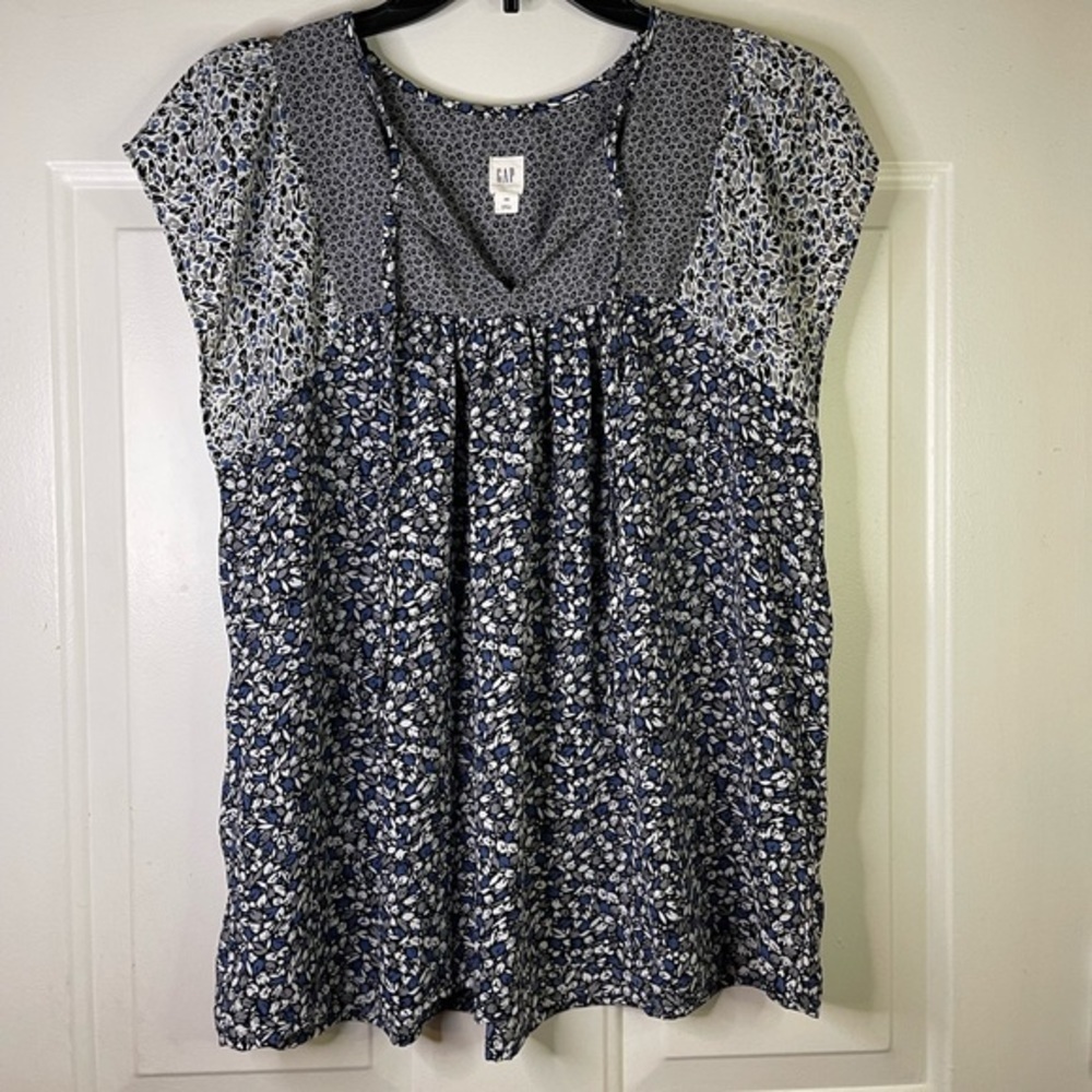 Gap short sleeve v neck floral blouse.